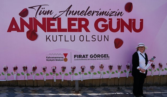 Kahramanmaraş sokakları Anneler Günü’nde kırmızı güllerle süslendi