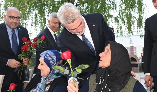 Kahramanmaraş’ta Huzurevi Sakinlerine Bayramda Moral Ziyareti