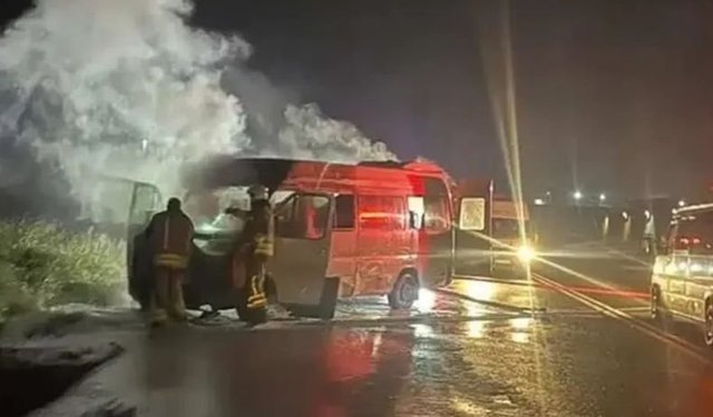 Kahramanmaraş'ta Feci Çarpışma! Minibüs Yandı, Araç Şarampole Uçtu!