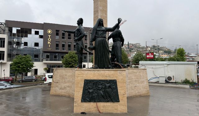 Kahramanmaraş'ta Atatürk ve Sütçü İmam Heykelleri Meydana Döndü