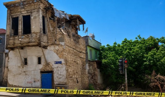Kahramanmaraş’ta Korkutan Çökme! Metruk Bina İçin Alarm Verildi