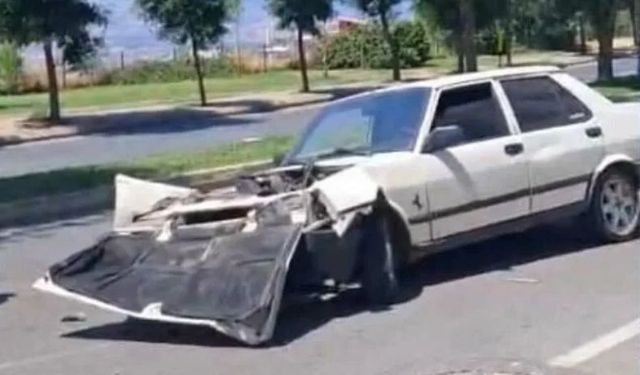 Kahramanmaraş’ta Otomobil Refüje Saplandı, Hurdaya Döndü!
