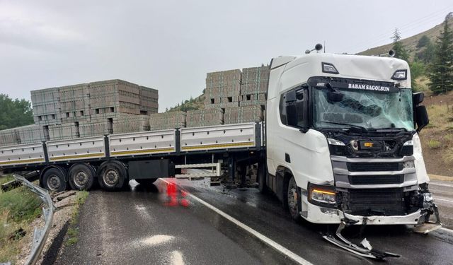 Kahramanmaraş'ta İki TIR Çarpıştı: İtfaiye Sıkışan Yaralıyı Kurtardı!