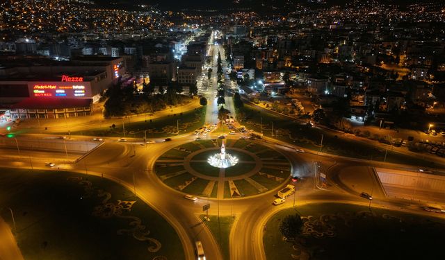 Kahramanmaraş'ta Gece Mesaisi! Azerbaycan Bulvarı Yenileniyor