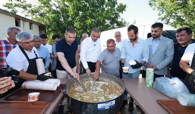 Başkan Toptaş Dönüklü’de Aşure Dağıttı, Vatandaşların Taleplerini Dinledi