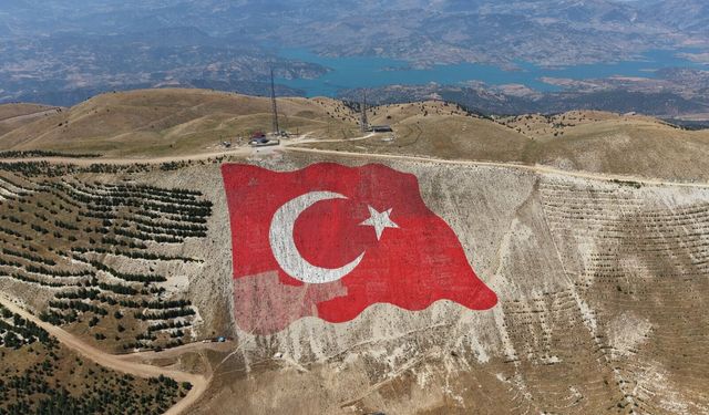 Kahramanmaraş'ın Simgesi Baştan Yenilendi! Dev Türk Bayrağı Yeniden Parlıyor