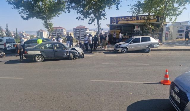 Kahramanmaraş'ta Ehliyetsiz Sürücü Kazaya Neden Oldu! 6 Araç Hasar Gördü