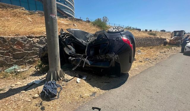 Kahramanmaraş'ta Feci Kaza! Direğe Çarpan Otomobilde 2 Ağır Yaralı