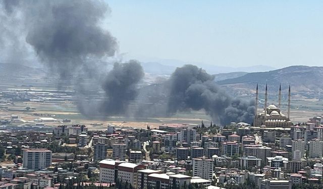 Kahramanmaraş'ta Büyük Fabrika Yangını! Alevler İkinci İş Yerine Sıçradı