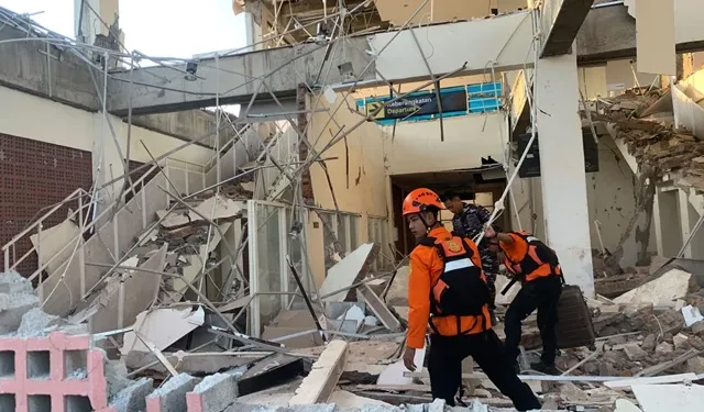 Endonezya 7,7 ile Sarsıldı! Güçlü Artçılar Peş Peşe Geldi