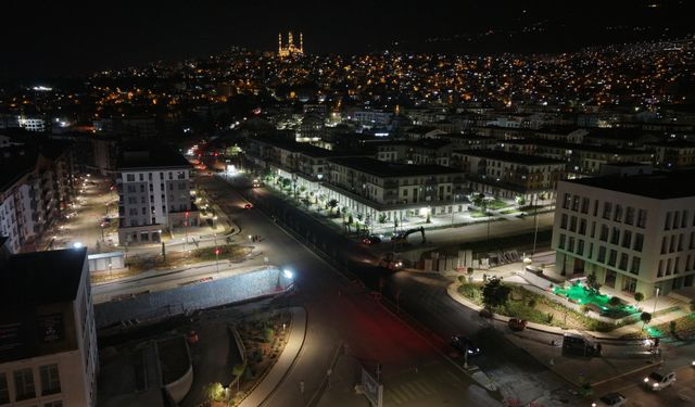 Kahramanmaraş'ta Kuddusi Baba Bulvarı çift yönlü sıcak asfaltla yenileniyor