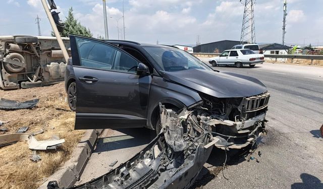 Kahramanmaraş’ta Kavşakta Kaza: Araç Ters Döndü, 3 Kişi Yaralandı