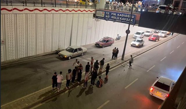 Kahramanmaraş’ta Alt Geçitte Feci Kaza! Otomobil Duvara Çarptı, Akü Metrelerce Fırladı