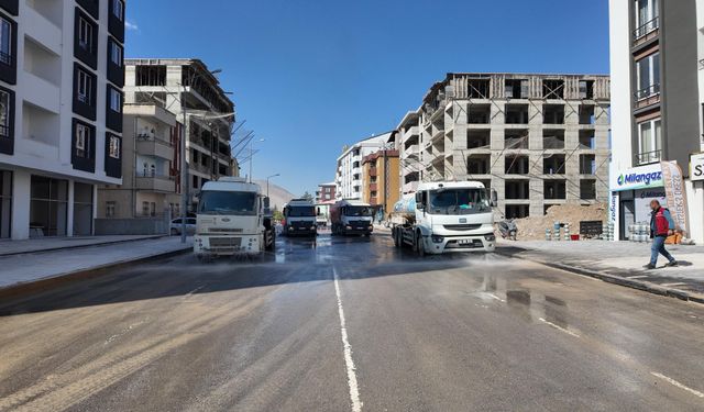 Elbistan’da Hacı Esat Efendi Caddesi’nde temizlik mesaisi