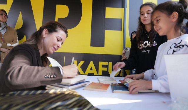 Kahramanmaraş Kitap Fuarı'nda Şermin Yaşar Coşkusu! KAFUM'da Son Gün İzdihamı Yaşandı