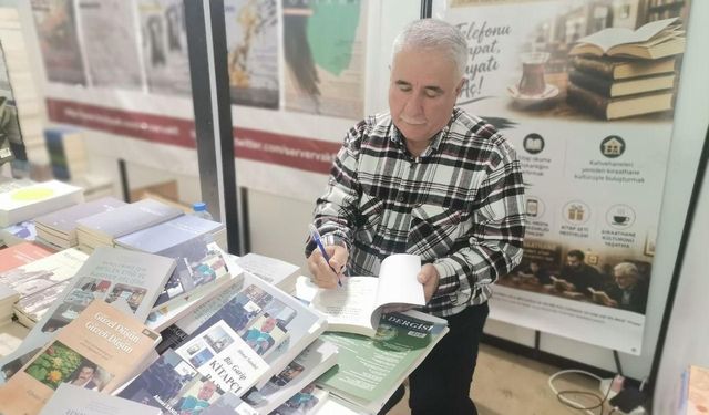 Kahramanmaraş Kitap Fuarı'nda "Kitapçı Baba" Rüzgârı: Ahmet Sandal 40 Eseriyle Okurlarla Buluştu!