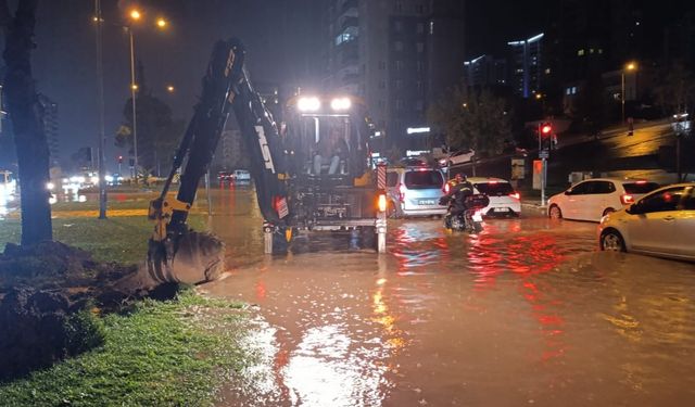 Sağanak Sonrası Gece Mesaisi: Kahramanmaraş’ta Ekipler Yolları Açtı