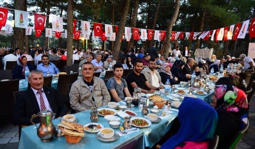 Onikişubat Belediye Başkanı Hanefi Mahçiçek, Muhtarlarla iftarda buluştu