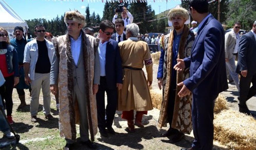 Bilal Erdoğan kaftan giyip ok attı