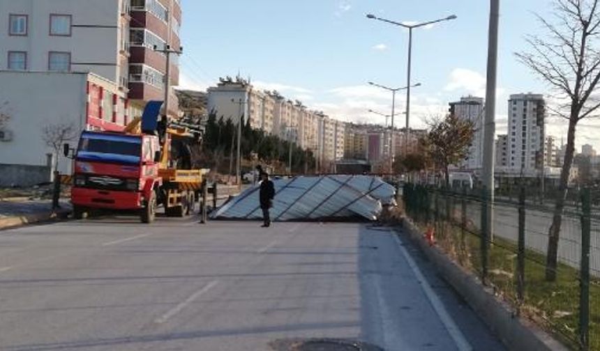 Kahramanmaraş'ta fırtına çatıları uçurdu