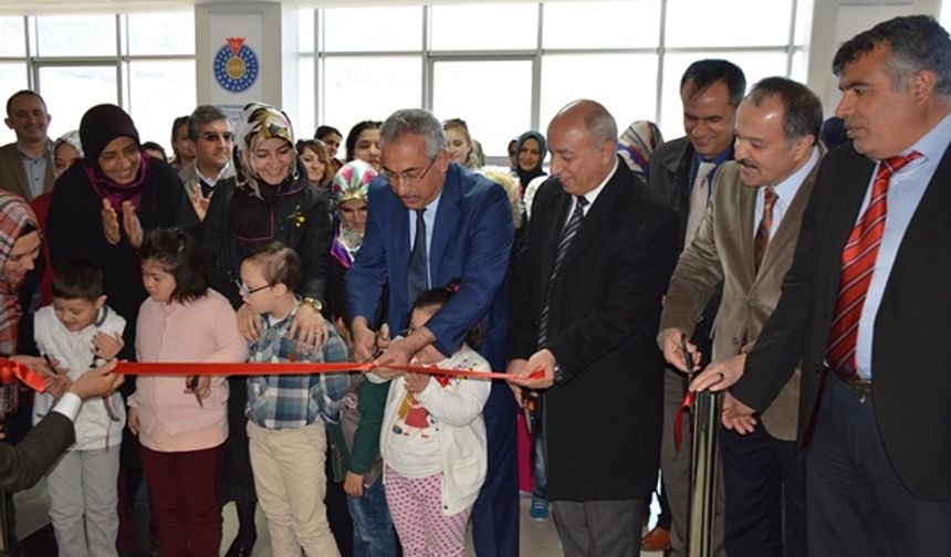 Down Sendromu Çocuklar KSÜ’de Resim Sergisi Açtı