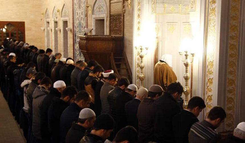 Abdulhamithan Camii'nde Eller, Müslümanların huzuru için semaya kalktı