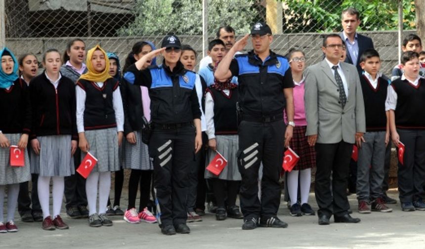 Öğrencilerden terörle mücadele eden polislere mektup