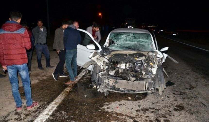 Otomobil, pancar yüklü römorka arkadan çarptı: 3 ağır yaralı