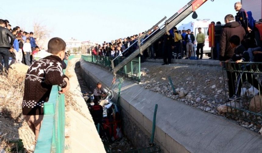 Kahramanmaraş'ta otomobil sulama kanalına devrildi: 3 yaralı