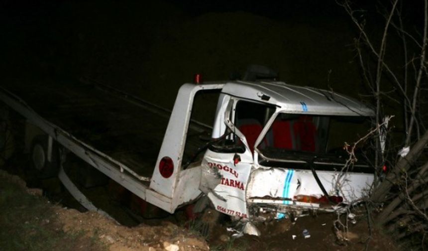 Kurtarıcı üzerindeki kamyonet yola düştü: 4 yaralı