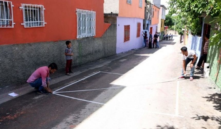 Üniversite öğrencileri çocuklar için sokağa renk verdi