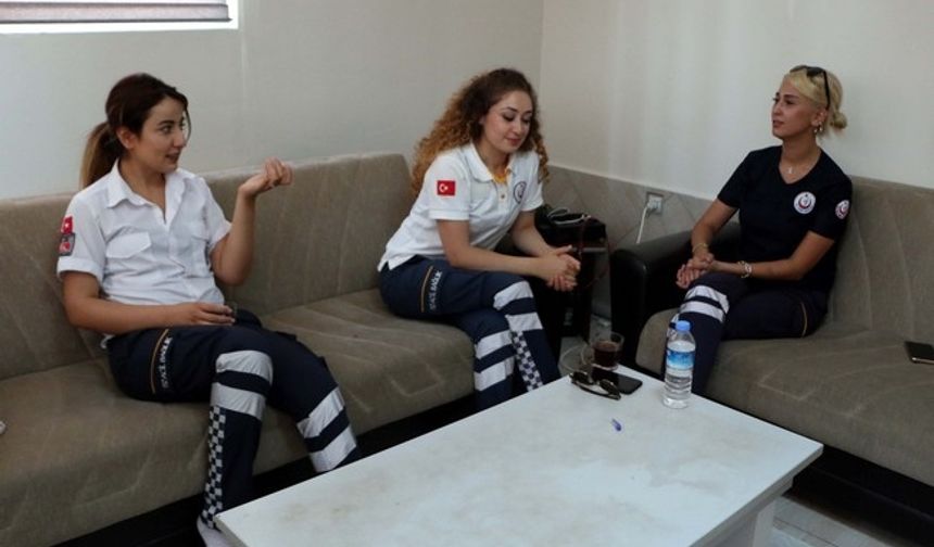 Kadın ambulans şoförü hayalindeki işi yapıyor