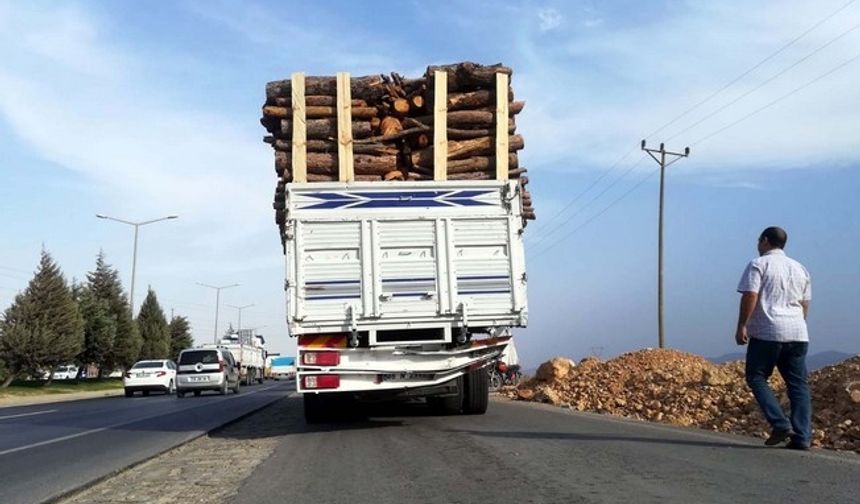 Odun yüklü kamyona otomobiliyle arkadan çarpan sürücü öldü