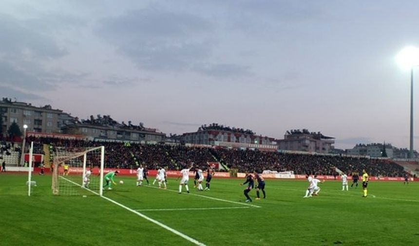 Kipaş Kahramanmaraşspor kendi evinde Medipol Başakşehir'e mağlup oldu