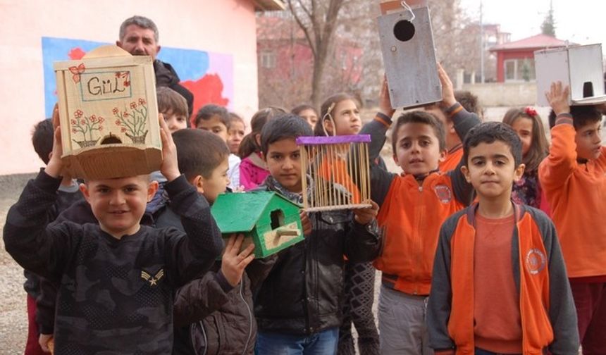 "Kuşlar üşümesin" diye okulun bahçesine yuva yaptılar