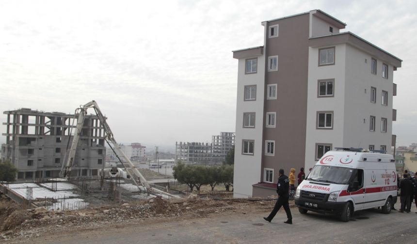 Beton mikserinin borusu işçilerin üzerine düştü: 1 ölü, 1 yaralı