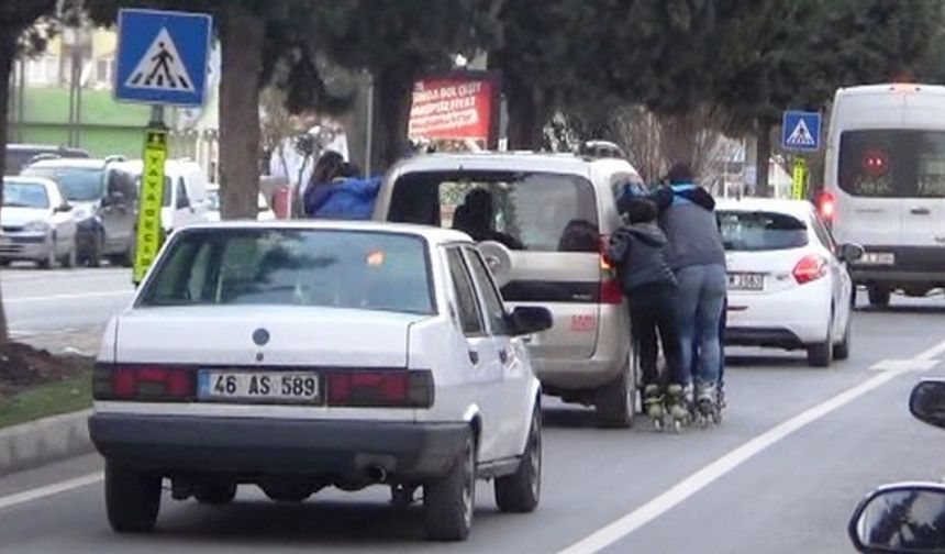 Patenli gençler Kahramanmaraş'ta trafiği tehlikeye soktu!