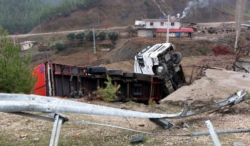 Tır metruk binanın üzerine devrildi: 1 yaralı