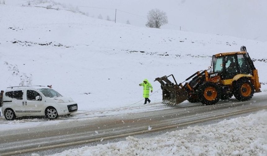 Kahramanmaraş-Kayseri Karayolu Yoğun Kar yağışı nedeniyle trafik durmuş durumda