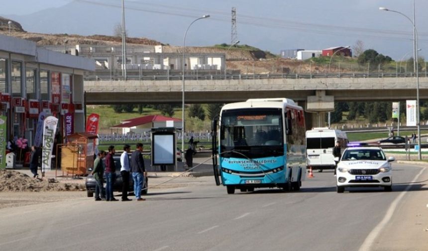 Kopan elektrik teli seyir halindeki otobüsün üzerine düştü