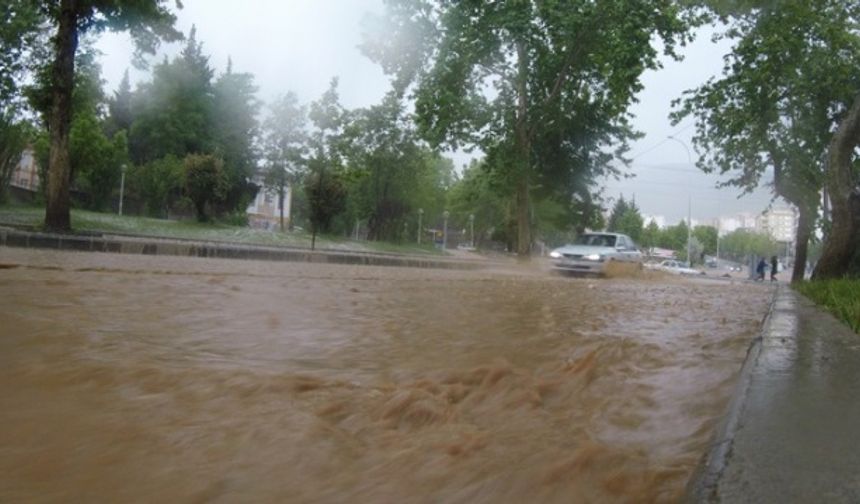 Kahramanmaraş'ta şiddetli dolu ve sağanak