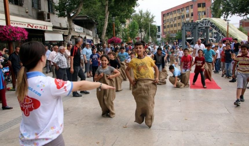 Kahramanmaraş'ta Oyun Karavanı Çocukları Coşturdu