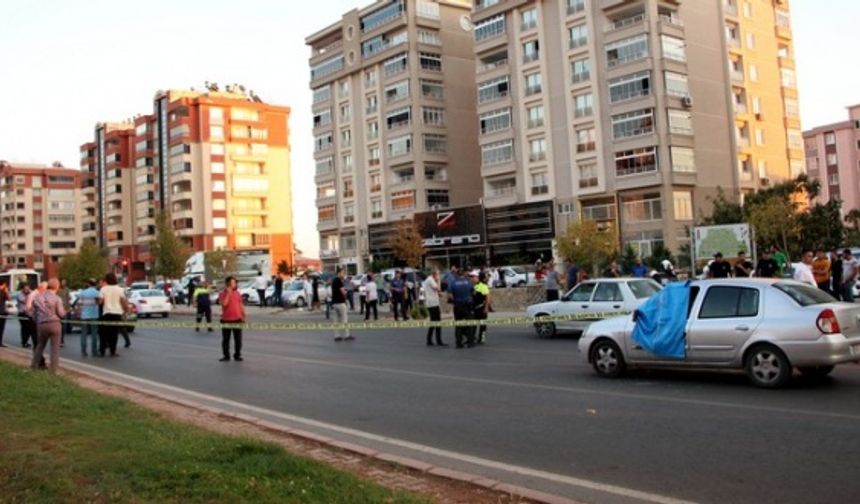 Nişanlısının eski kocasını çocuklarının gözleri önünde öldürdü