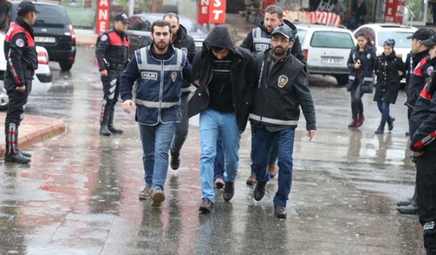 Parasını bulan polislere sarılıp ağladı