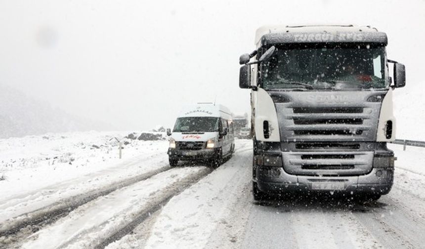 Kahramanmaraş'ta ulaşıma kar engeli