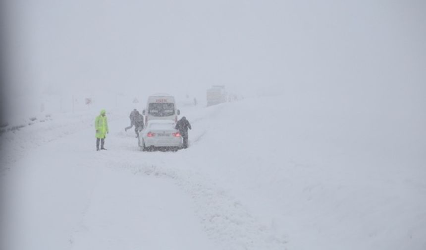 Kayseri yolu ulaşıma kapandı