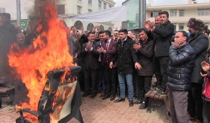 Belediye başkanı makam koltuğunu yaktı