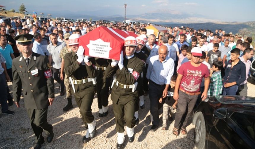 Trafik kazasında ölen astsubay ve eşi son yolculuğuna uğurlandı