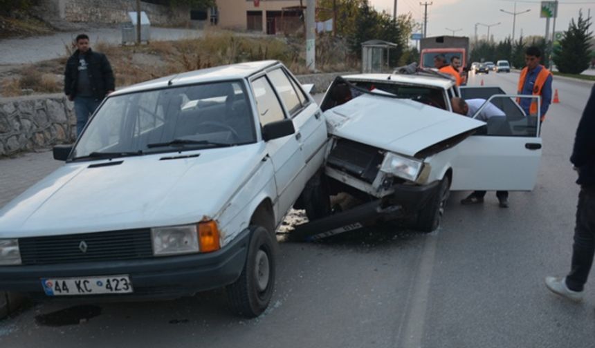 Park halindeki otomobile çarpan araçtaki 3 kişi yaralandı