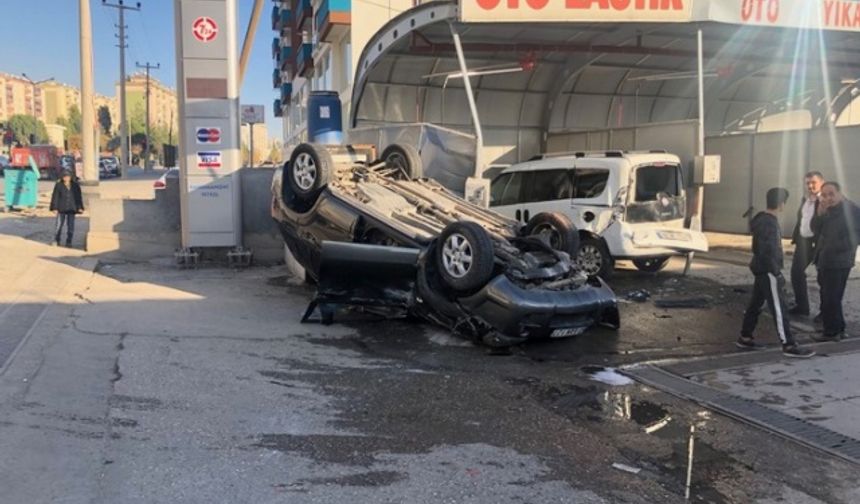 Kahramanmaraş'ta Bayan Sürücü Duran Otomobile Çarptı: 1 Yaralı